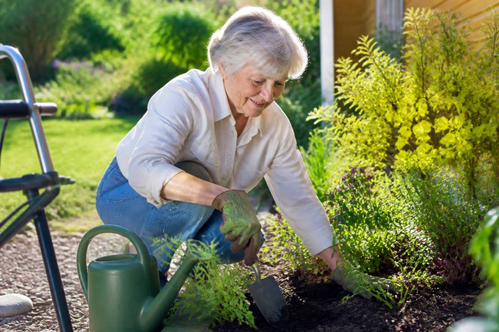 Aide jardinage personnes âgées : solutions pratiques pour jardiner en toute sécurité